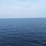 air laut berwarna biru